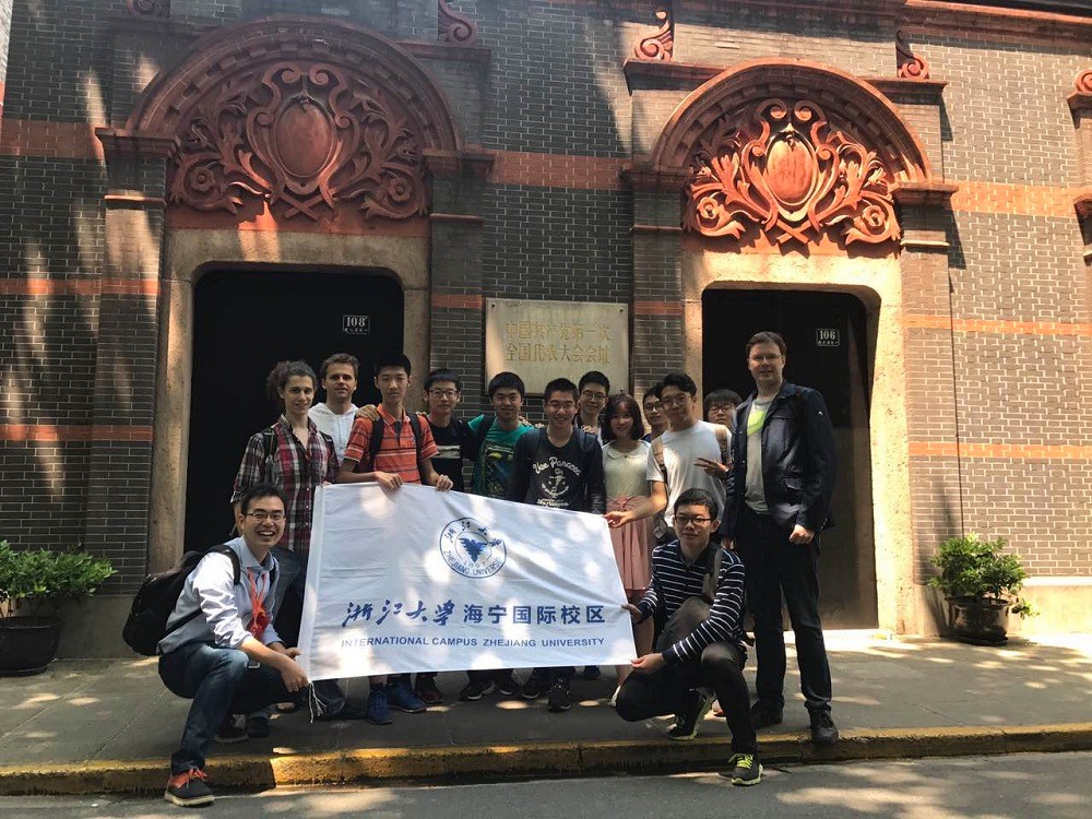 参观上海中共一大会址.jpg