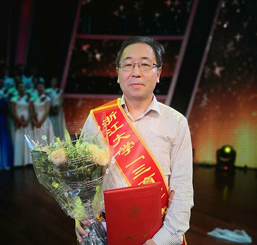 李院长领奖-最新.jpg